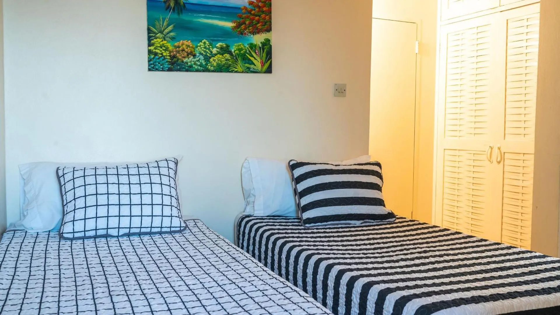 Pampered In Paradise Columbus Heights 2 Bedroom Penthouse Condo Near Ian Fleming Airport Ocho Rios 0*,